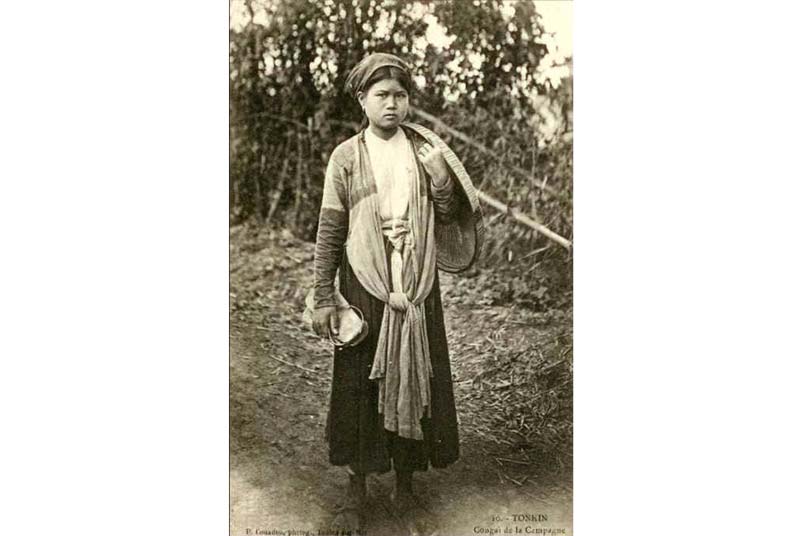 Trang phục &aacute;o tứ th&acirc;n